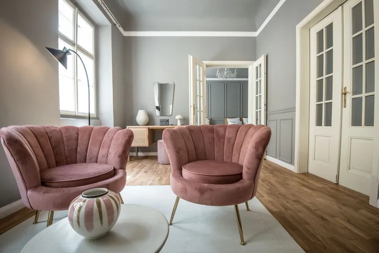Sitting room with pink velvet shell chairs